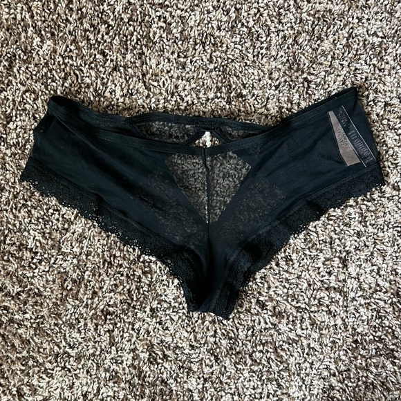 NWT Victoria’s Secret black lace panties with string of pearls in back…🖤 - Picture 2 of 4